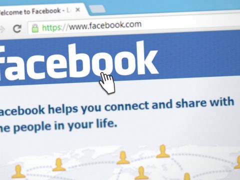 pantallazo de ordenador con la home de facebook