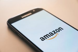 Teléfono móvil con imagen de Amazon