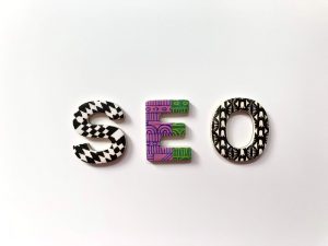 Palabra SEO con letras de colores y diferentes estampados sobre fondo blanco